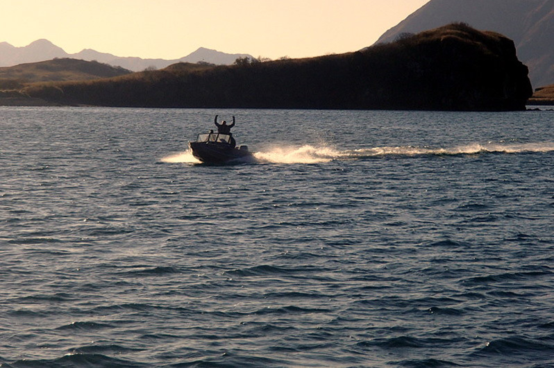 Skiff taking client to shore to begin their days hunt